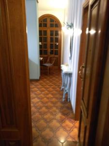 un corridoio con porta aperta per una camera di Casa di nonna Cate a Montepulciano