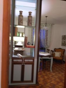Una puerta a una habitación con mesa y comedor en Casa di nonna Cate, en Montepulciano