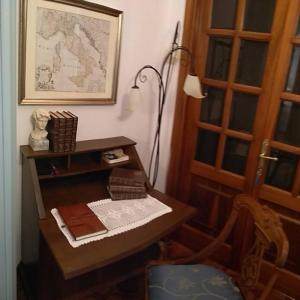 una oficina con un escritorio con un mapa en la pared en Casa di nonna Cate en Montepulciano