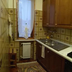cocina con fregadero y ventana en Casa di nonna Cate en Montepulciano