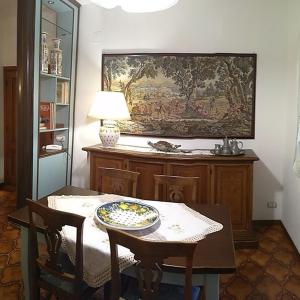 una sala da pranzo con un tavolo e un piatto di Casa di nonna Cate a Montepulciano