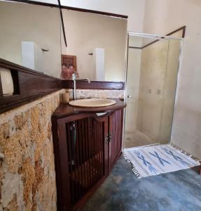 ein Bad mit einem Waschbecken und einer Dusche in der Unterkunft Terraço das Quitandas Design Accommodation-AL in Ilha de Moçambique