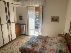 um quarto com uma cama e uma grande janela em Incantevole Residenza Retro em Parma