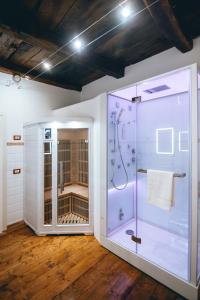 y baño con ducha, aseo y ducha. en Casa - Il Gioiello - con Jacuzzi e Sauna, en Amandola