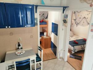 ein kleines Zimmer mit einem Bett und einem kleinen Schlafzimmer in der Unterkunft ANCHOR BAŠKA in Baška