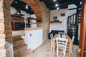 cocina y comedor con mesa y sillas en Casa - Il Gioiello - con Jacuzzi e Sauna en Amandola