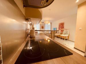 Kuchyňa alebo kuchynka v ubytovaní Nice Renting - PAGANINI - Spacious Apartment - 2 BedRooms - King Bed - Bathtub - Heart of Nice
