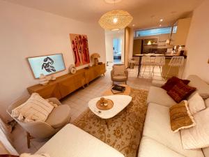 een woonkamer met een bank en een tafel bij Nice Renting - PAGANINI - Spacious Apartment - 2 BedRooms - King Bed - Bathtub - Heart of Nice in Nice