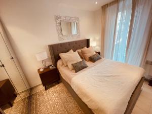 Posteľ alebo postele v izbe v ubytovaní Nice Renting - PAGANINI - Spacious Apartment - 2 BedRooms - King Bed - Bathtub - Heart of Nice
