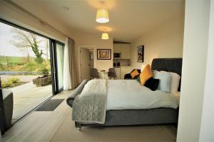 - une chambre avec un lit et un salon dans l'établissement The Shepherd's Lodge, à Tullyallen
