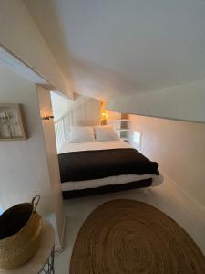 een slaapkamer met een groot bed op zolder bij L échappée belle Coquet appt proche du village naturiste , terrasse et parking in Cap d'Agde
