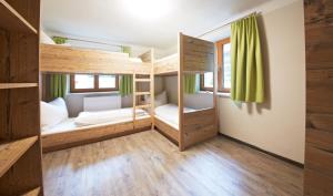 Habitación con literas en un albergue en Holiday Lodge Central, en Saalbach Hinterglemm