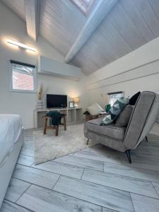 ein Wohnzimmer mit einem Sofa und einem TV in der Unterkunft [Ferrara Centro - WABI APT] in Ferrara
