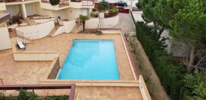 Preciosa casa con piscina de agua salada y aire acondicionado في يانسا: اطلالة علوية على مسبح على مبنى