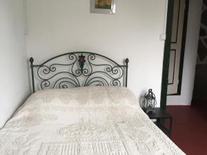 um quarto com uma cama com uma colcha branca em Casa em Resende com Vista Para o Rio Douro em Resende