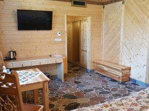 Televízia a/alebo spoločenská miestnosť v ubytovaní Chata Góralska i Pokoje Gościnne