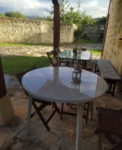 una mesa blanca y sillas en un patio en La Canaleja, en Cigüenza