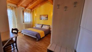 1 dormitorio con 1 cama y escritorio en una habitación en B&B Villa Venezia en Mira