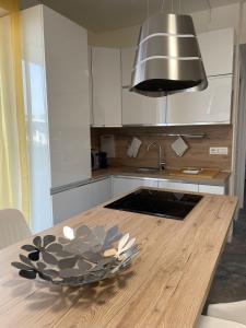 una cocina con una mesa de madera con un tazón. en Magic Apartments, en Bardolino