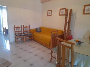 1 dormitorio con 1 cama, mesa y sillas en Petalidi Square en Petalídhion