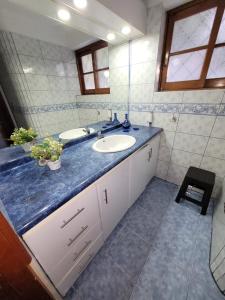baño con lavabo y encimera azul en Los Araucanos, en Santiago