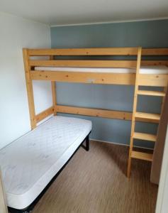 a bedroom with a bunk bed and a ladder at Mobilhome 4/6 pers à 600m de la plage des Conches in Longeville-sur-Mer