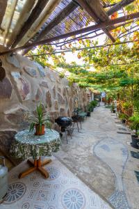 d'une terrasse avec une table et un mur en pierre. dans l'établissement Casa el pinillo, à San Nicolás