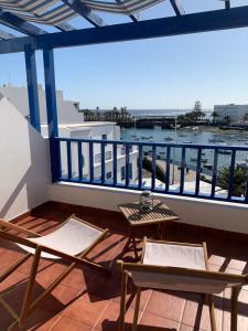 balcón con 2 mesas y vistas al puerto en CASA del CHARCO 2,0, en Arrecife