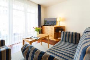 ビンツにあるNixe - Villa Helene mit Meerblick in Top Lageのソファとテーブル、テレビのあるリビングルーム