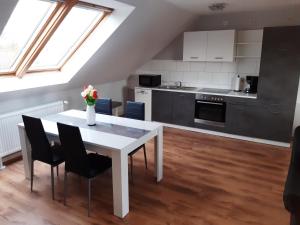 a kitchen and dining room with a table and chairs at Ferienwohnung Günther am Park in Ditfurt