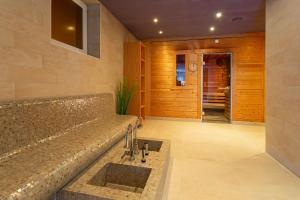 ビンツにあるNixe - Villa Helene mit Meerblick in Top Lageのバスルーム(石造りの洗面台付) +23枚の写真