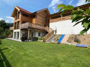 uma casa com um relvado em frente em Bergchalet Stolzalpe 