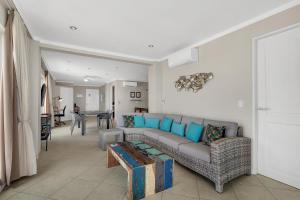 ein Wohnzimmer mit einem Sofa und einem Tisch in der Unterkunft Den Laman Condominium Tuna in Kralendijk