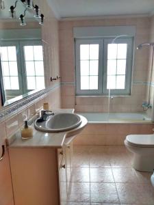 Un baño con lavabo, bañera e inodoro. en LA BUGANVILLA, en Gijón
