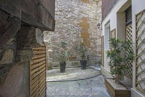 オンフルールにあるLa Venelle des Greniers à Selのレンガ造りの中庭