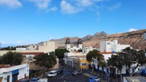 ein Blick auf eine Stadt mit Bergen im Hintergrund in der Unterkunft la palmilla in San Nicolás