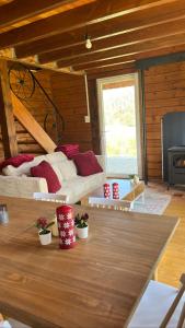 sala de estar con mesa y sofá en Chalet du Trèfle, en Chalais