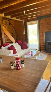 ChalaisにあるChalet du Trèfleのテーブルとソファのあるリビングルーム