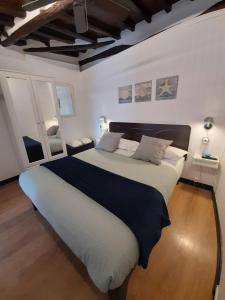 a bedroom with a large bed in a room at Il mare in casa in Riomaggiore