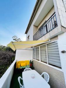 balkon domu ze stołem i krzesłami w obiekcie Casa Aurea w mieście O Grove