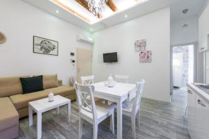 sala de estar con mesa blanca, sillas y sofá en Premium Apartment, en Dubrovnik