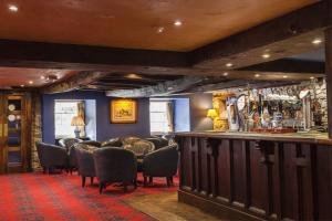 un bar en un pub con sillas y barra de bar en The Kings Head Inn, en Llandovery