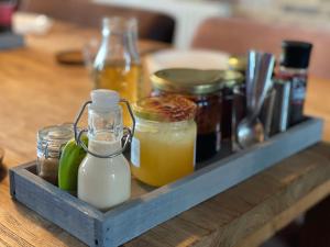a tray with condiments on a wooden table at Dalauro Next Bed & Breakfast in Eys
