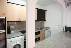 A kitchen or kitchenette at Vera Playa Fuentemar Még 7 kép