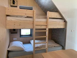 Bunk bed o mga bunk bed sa kuwarto sa B&B Veluwemeer
