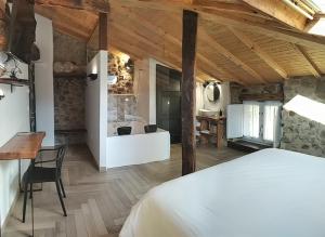 um quarto com uma cama e uma secretária num quarto em Casa rural Abatetxe em Elgóibar