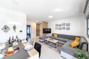 Posezení v ubytování Luxury apartment Pia with swimming pool and grill