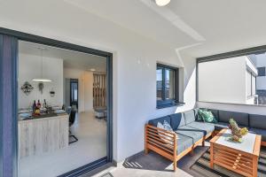 Kuchyňa alebo kuchynka v ubytovaní Luxury apartment Pia with swimming pool and grill