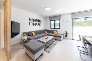 Posedenie v ubytovaní Luxury apartment Pia with swimming pool and grill