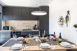 Kuchyňa alebo kuchynka v ubytovaní Luxury apartment Pia with swimming pool and grill